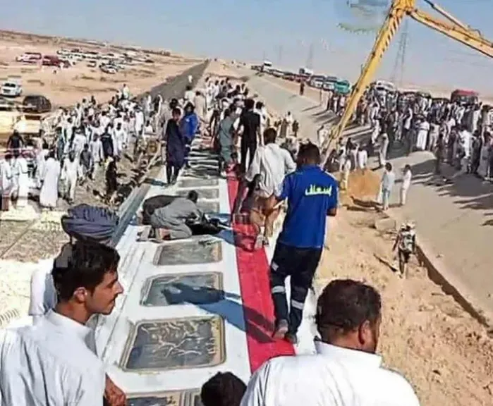 وزير النقل يتفقد موقع حادث قطار مطروح ويوجه بلجنة فنية لمعرفة الأسباب