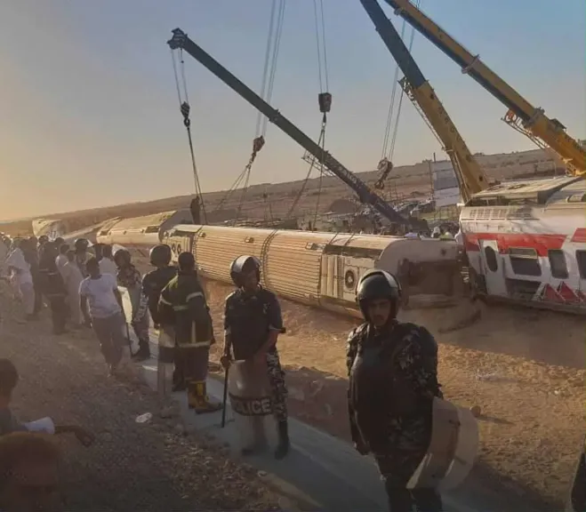 وزير النقل: أسباب حادث قطار مطروح غريبة.. السكة سليمة والعربات مطورة بالكامل