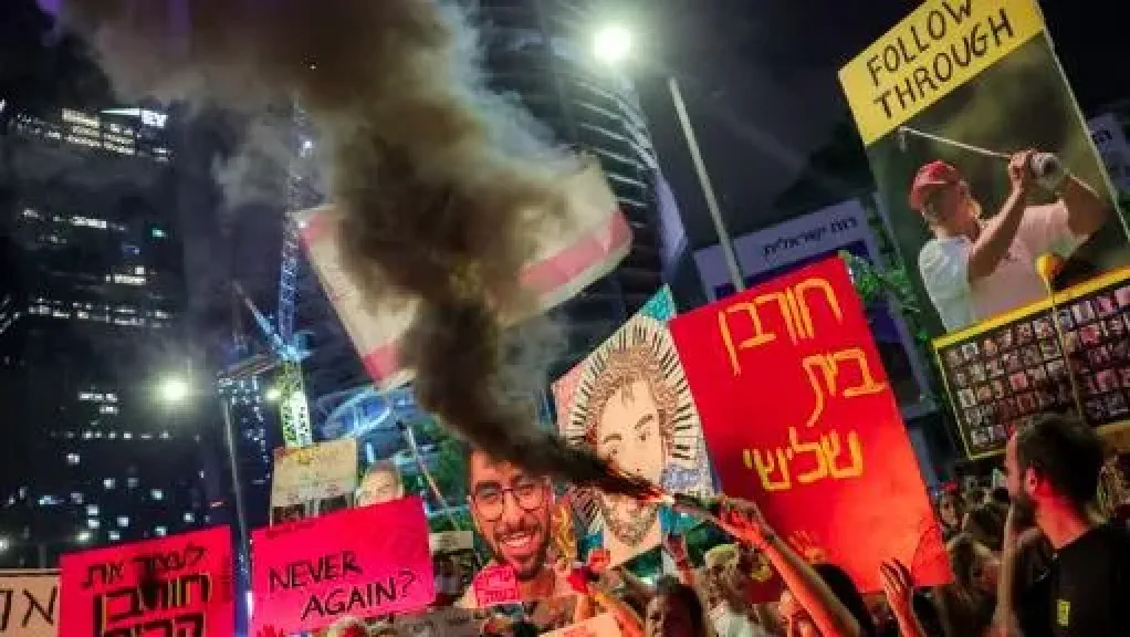 متظاهرون في تل أبيب يطالبون ترامب بـ صنع التاريخ وإنهاء حرب غزة