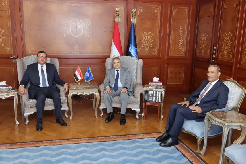 الفريق أسامة ربيع ووزير الإسكان يبحثان إمكانية إنشاء محطات لتحلية المياه بمدن القناة