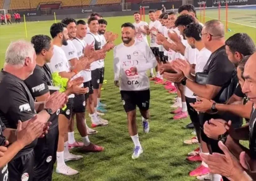 ممر شرفي من لاعبي منتخب مصر لـ محمد صلاح