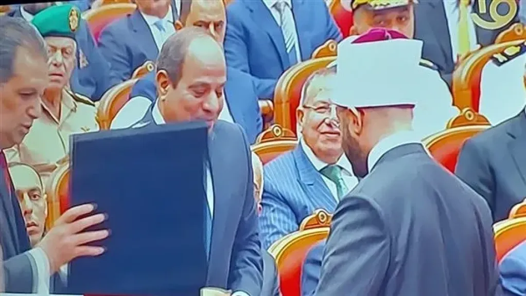 وزير الأوقاف يهدي الرئيس السيسي هدية تذكارية باحتفالية المولد النبوي