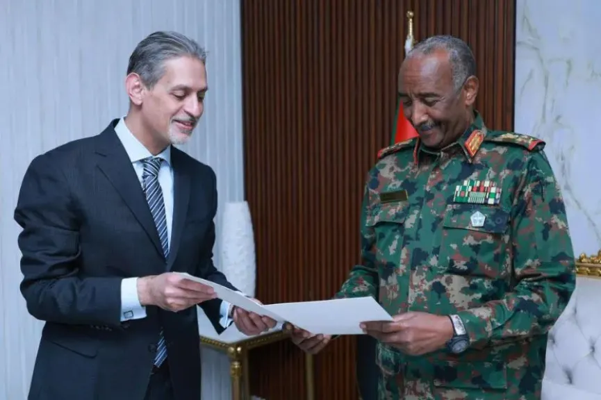 سفير مصر بالسودان يسلم رئيس مجلس السيادة رسالة خطية من الرئيس السيسي