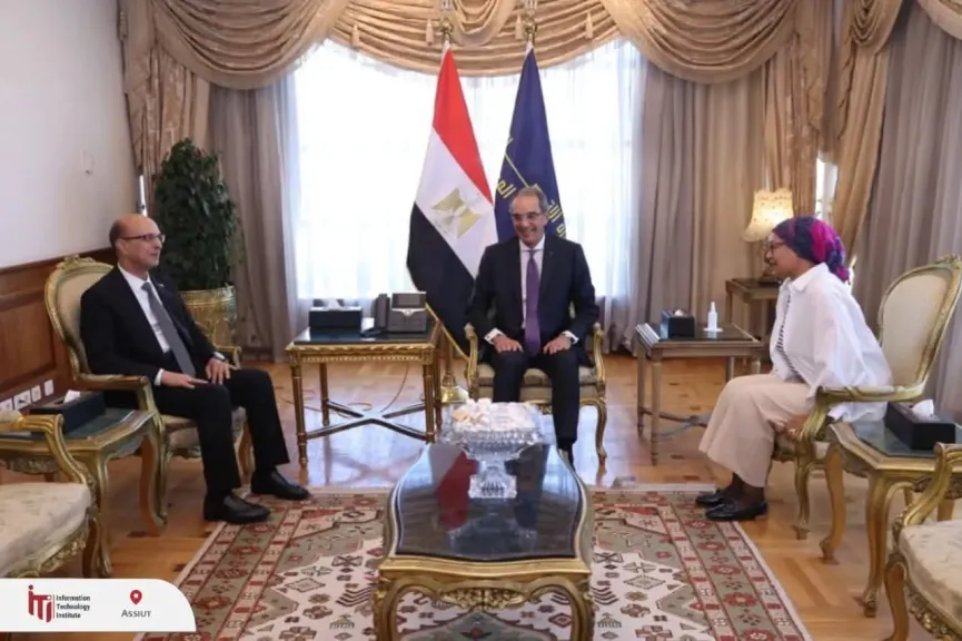 رئيس جامعة أسيوط يزور معهد تكنولوجيا المعلومات بالقرية الذكية لبحث التعاون