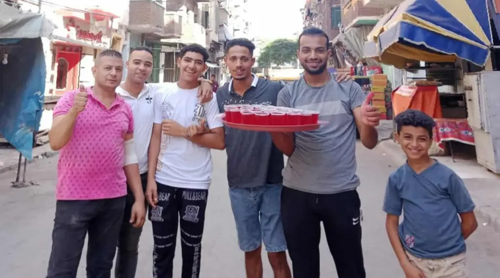 الإسكندرية.. أهالي العزبة الجديدة يوزعون الشربات بالشوارع احتفالا بالمولد النبوي