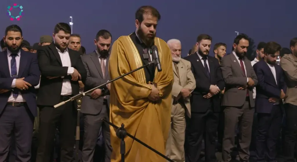 فنان شهير يعتزل الفن ويؤم المصلين بالأردن والجمهور يتفاعل مع الصور