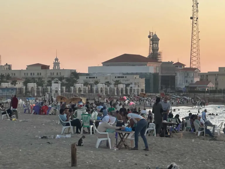 الرايات الحمراء على القطاع الغربي… إقبال المصطافين على شواطئ الإسكندرية هربا من الحر