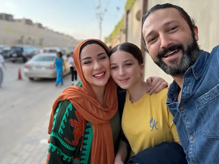 أسما شريف منير تودّع ابنتها في أول أيام الدراسة.. وظهور لافت لطليقها في لحظة عائلية مؤثرة