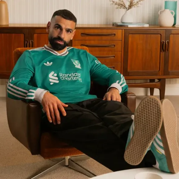 محمد صلاح يظهر بطقم تسعيناتي لنادي ليفربول الانجليزي ويتصدر حملة الدعاية