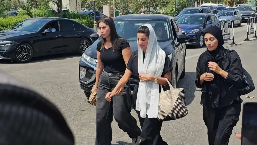 مريم عامر منيب تتعرض للإغماء أثناء جنازة خطيبها عمرو ستين