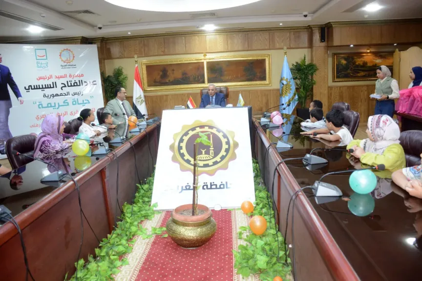 محافظ الغربية يسلم الزي المدرسي ويسدد المصروفات لـ 35 طالبًا من أبناء الأسر الأولى بالرعاية