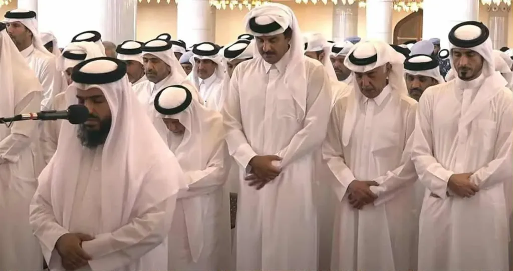 أمير قطر يؤدي صلاة الجنازة على جثامين شهداء القصف الإسرائيلي الغادر على الدوحة