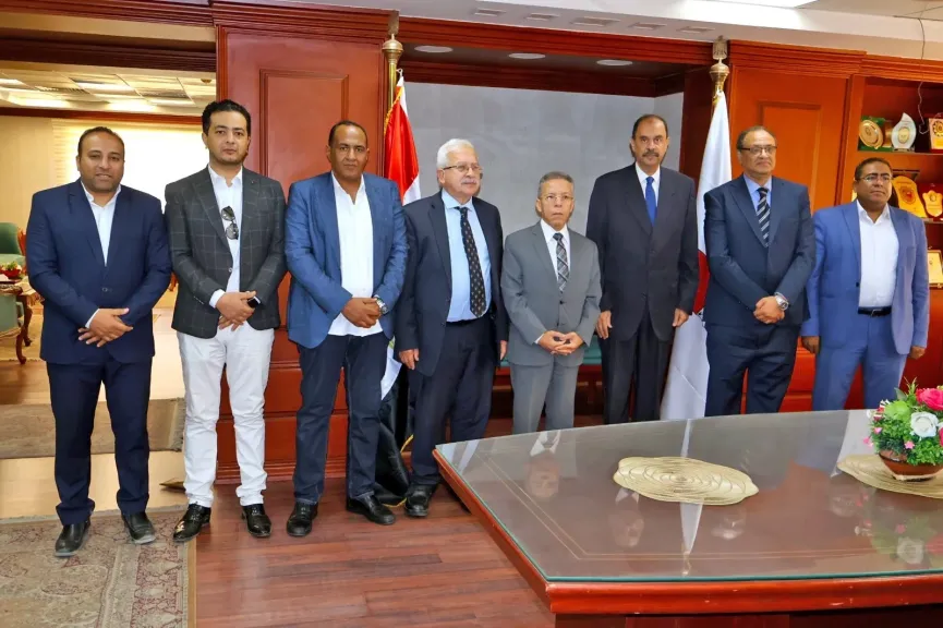 محافظ سوهاج يستقبل نقيب الأطباء لمناقشة معوقات تراخيص المنشآت الطبية