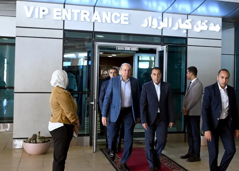 رئيس الوزراء يستهل جولته بتفقد الأعمال الجارية لتطوير مطار سفنكس الدولي