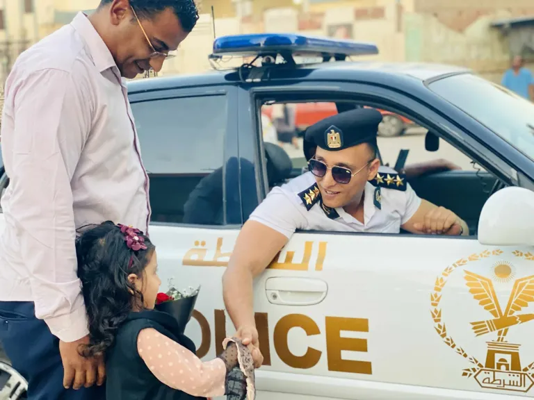 صورة تخطف القلوب لطفلة تُقدم ”بوكية ورد” لضابط الدورية الأمنية بمدينة أشمون