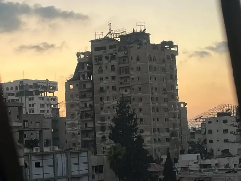 إسرائيل تدمر برج الجندي المجهول بغزة وتشرد مئات النازحين