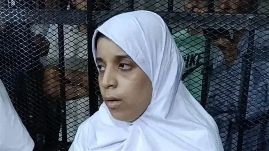 تحمل رضيعها.. الظهور الأول للمتهمة في قضية ”أطفال دلجا” بالمنيا