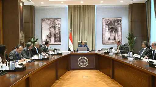 رئيس الوزراء يُتابع الجهود المبذولة لطرح الفرص الاستثمارية المتاحة في قطاع الصحة