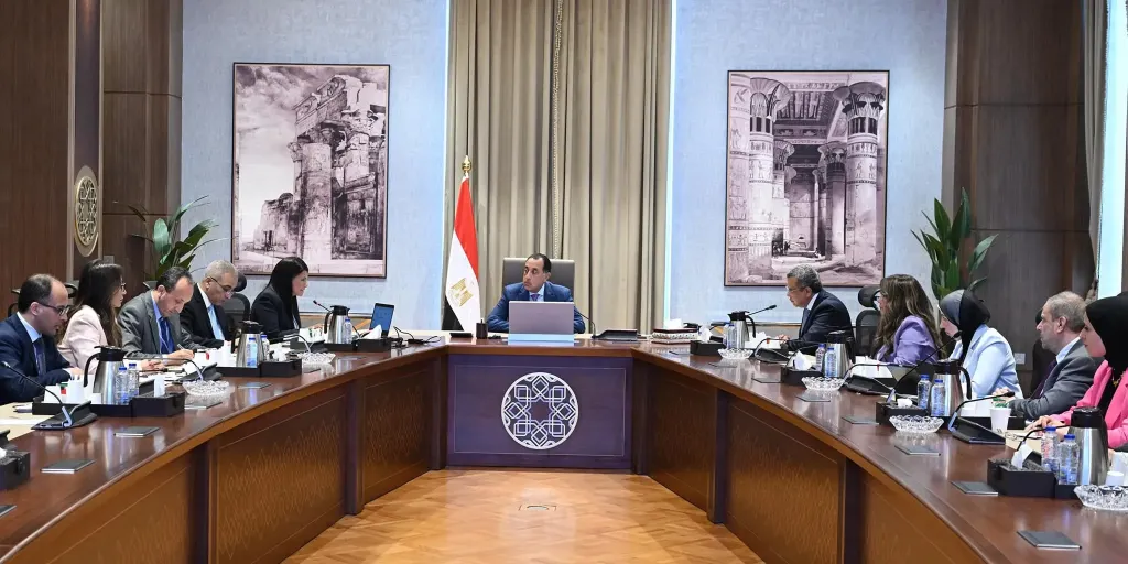 رئيس الوزراء يستعرض مع وزيرة التخطيط جهود حوكمة الاستثمارات العامة