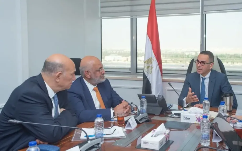 وزير الاستثمار والتجارة الخارجية يلتقي وفد البنك الدولي لاستعراض سبل التنمية