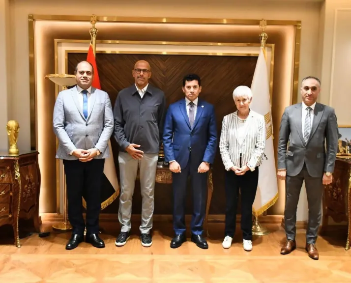 وزير الرياضة يلتقي رئيس الاتحاد الدولي للاسكواش