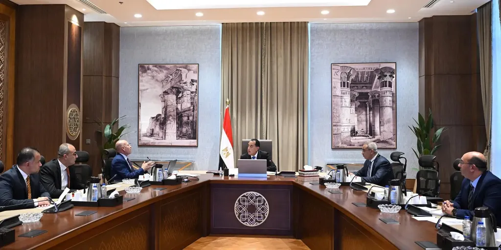 رئيس الوزراء يتابع مع محافظ القاهرة الموقف التنفيذي الحالي لعدد من المشروعات الجارية