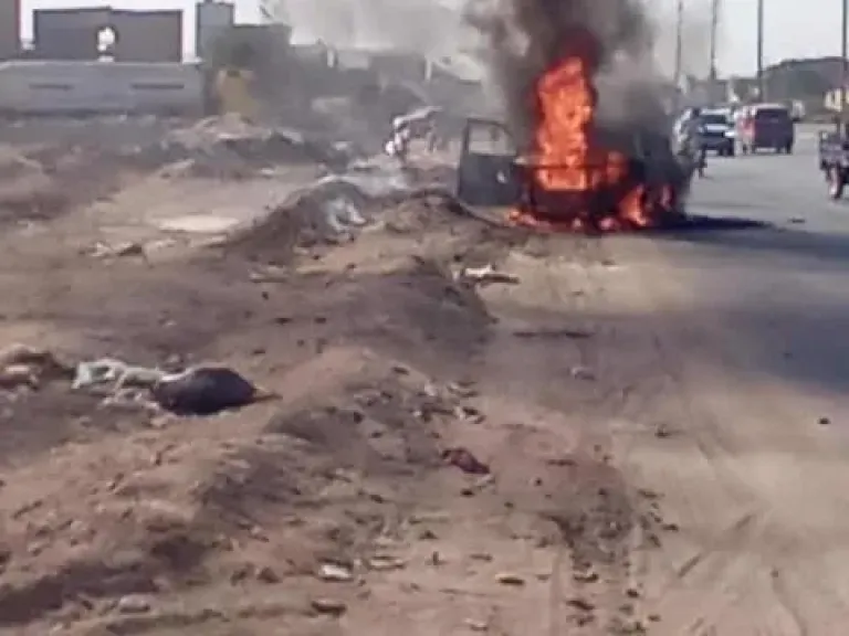 حريق مفاجئ يلتهم سيارة أمام مصنع المكرونة بالعاشر من رمضان دون إصابات
