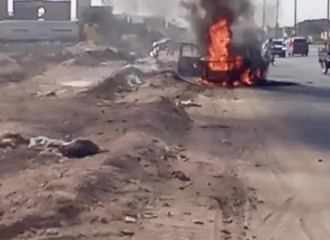حريق مفاجئ يلتهم سيارة أمام مصنع المكرونة بالعاشر من رمضان دون إصابات
