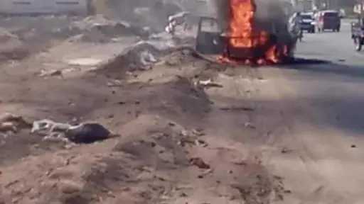 حريق مفاجئ يلتهم سيارة أمام مصنع المكرونة بالعاشر من رمضان دون إصابات