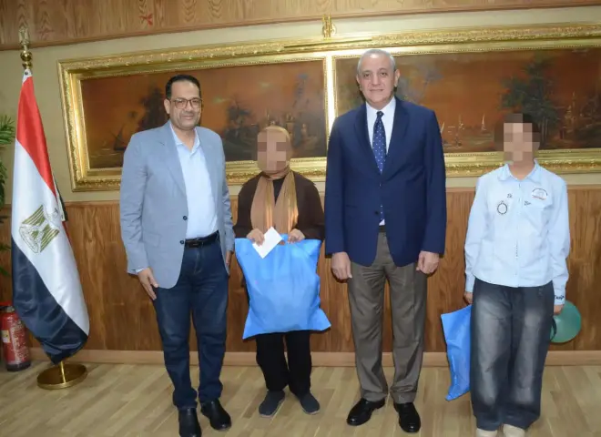 محافظ الغربية يسدد مصروفات 35 طالبا من الأسر الأولى بالرعاية ويسلمهم الزي المدرسي