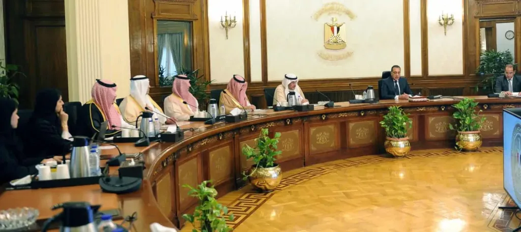رئيس الوزراء يناقش مع وزير الدولة السعودي حزمة استثمارات سعودية في مصر