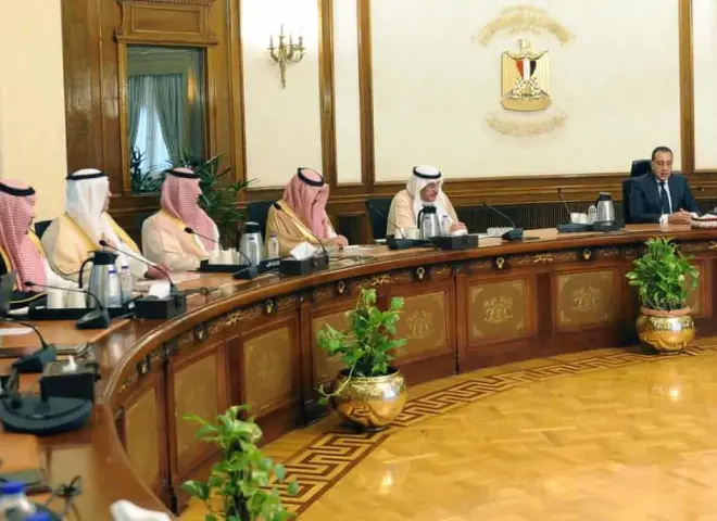 رئيس الوزراء يناقش مع وزير الدولة السعودي حزمة استثمارات سعودية في مصر