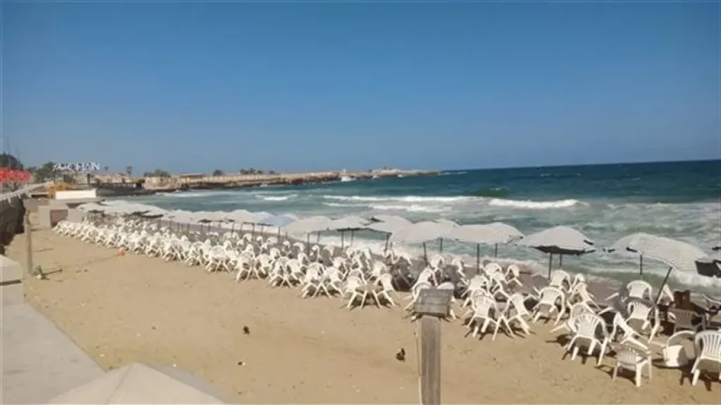 رفع الرايات الحمراء.. الإسكندرية تغلق شواطئها الجمعة والسبت بسبب اضطراب البحر