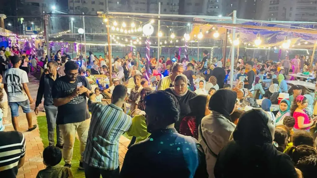 الإسكندرية: غلق الشواطئ ينعش المقاهي على الكورنيش