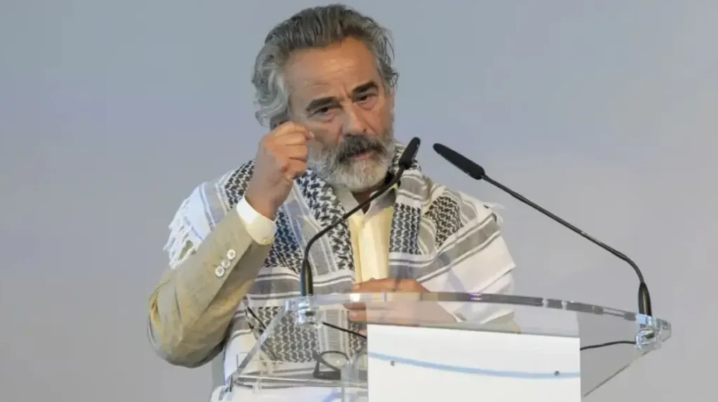 الممثل الإسباني إدوارد فرنانديز بكوفية فلسطينية على مسرح مهرجان سينمائي: أي إنسان لا يُصدم من إبادة غزة يعاني مشكلة في إنسانيته