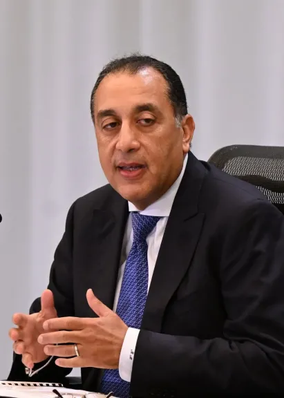 رئيس الوزراء يُغادر إلى نيويورك لترؤس وفد مصر في مؤتمر حل الدولتين