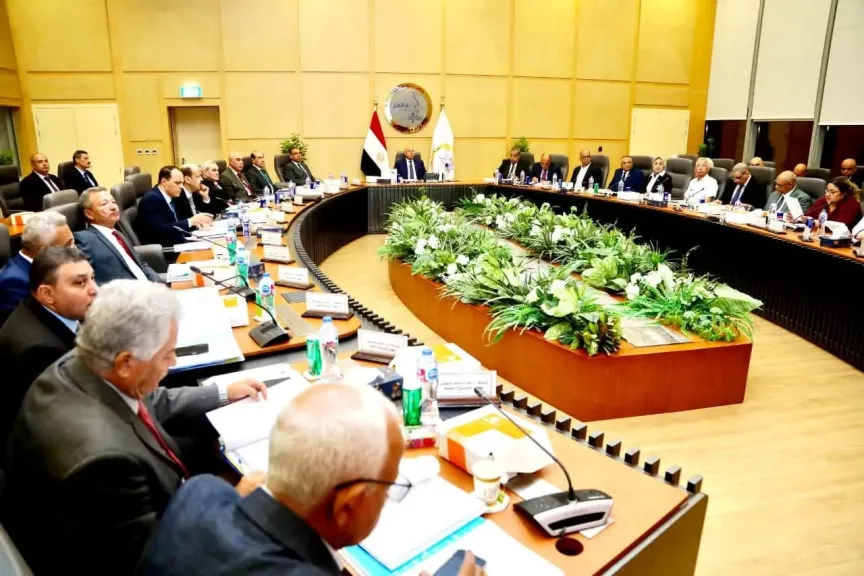 وزير الصناعة والنقل يترأس اجتماع الجمعية العامة للشركة القابضة لمشروعات الطرق والكباري والنقل البري