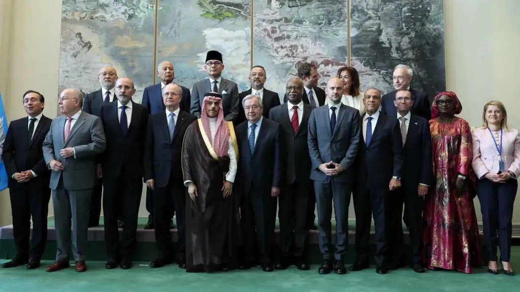 البيان الختامي لمؤتمر حل الدولتين يعترف بدولة ”فلسطين” ويحذر من ضم اراضي بالضفة الغربية