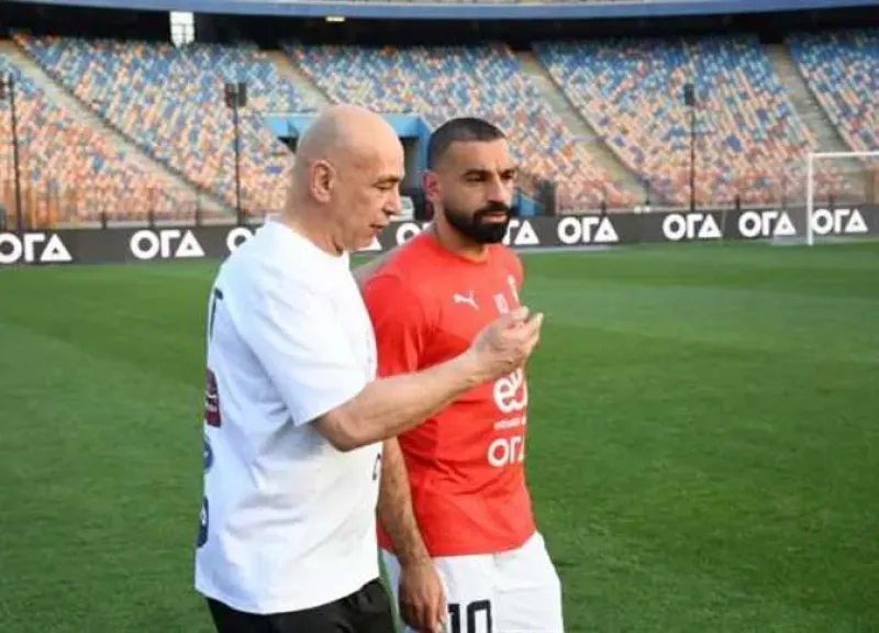 ماذا قال حسام حسن لـ محمد صلاح بعد خسارة جائزة الكرة الذهبية؟