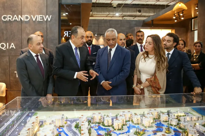 وزير قطاع الأعمال العام يتفقد جناحي شركتي ”مصر الجديدة للإسكان والتعمير