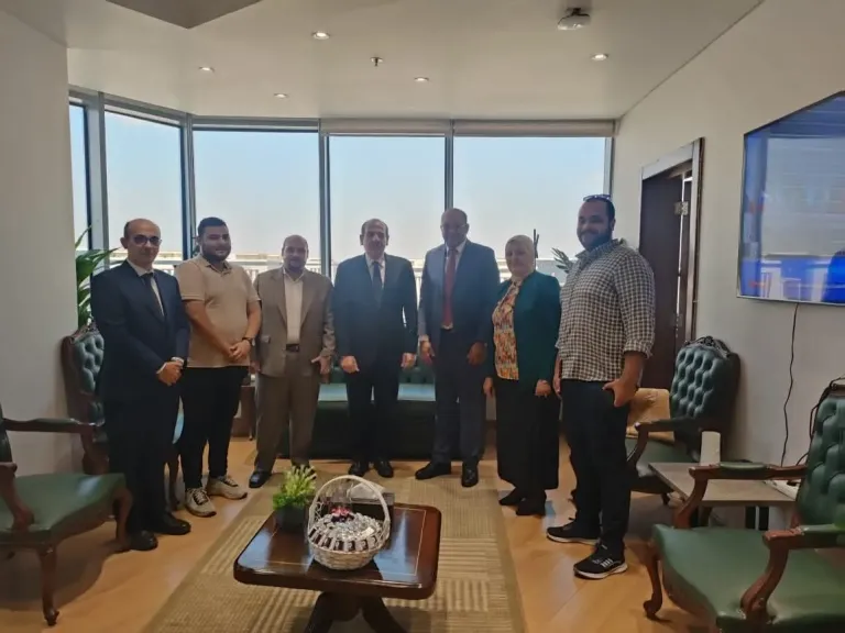 نائب وزير الصحة يكرم الفريق الطبي بمنطقة حدائق القبة ويوجه بصرف مكافأة تشجيعية