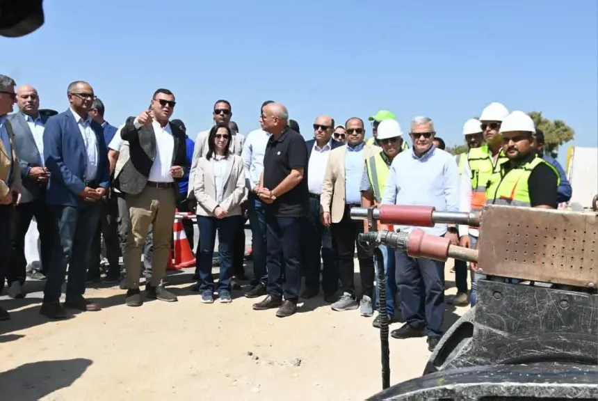 وزير الإسكان ومحافظ البحيرة يتفقدان مشروع ازدواج خط مياه وادي النطرون