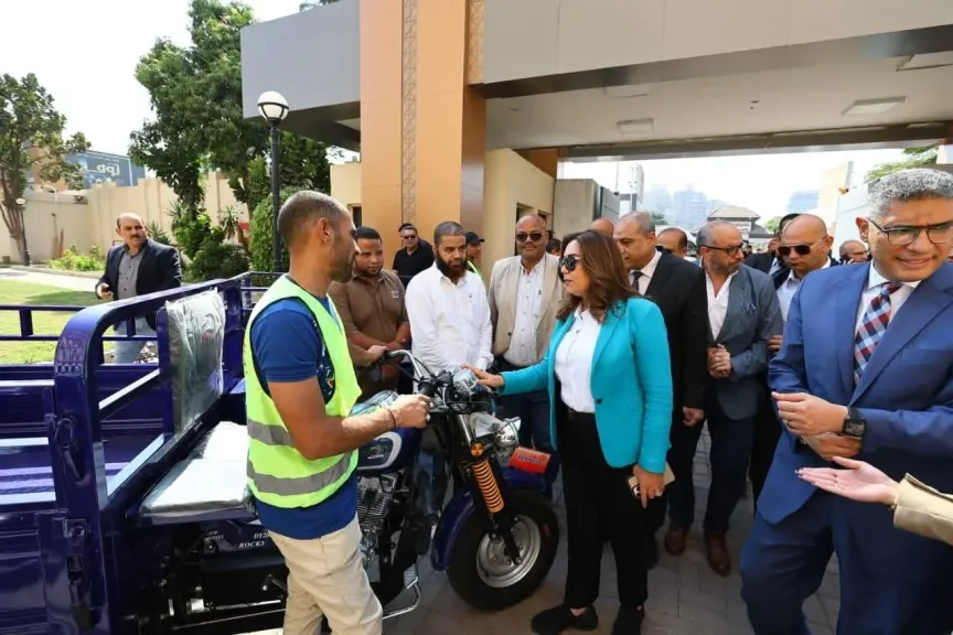 وزيرة التنمية المحلية ومحافظ الجيزة يسلمان دفعه أولي من ٥٠ تروسيكل لدعم منظومة النظافة بالمحافظة