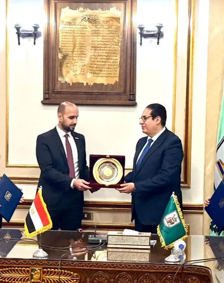 تقديرًا لجهوده التنموية.. رئيس جامعة القاهرة يكرم الدكتور محمد زيادة بدرع الجامعة