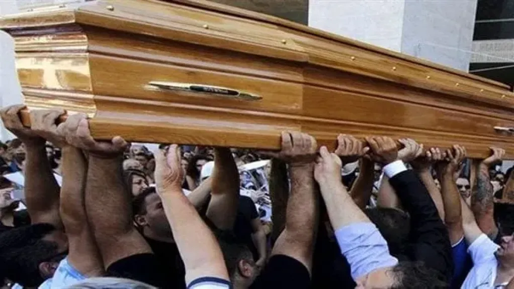 شاب يعود للحياة اثناء جنازتة بعد استلامه جثة من المستشفي