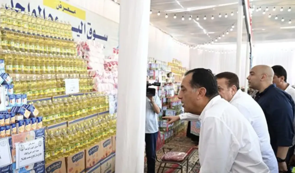 رئيس الوزراء يتفقد سوق اليوم الواحد للسلع الغذائية بأشمون.. صور