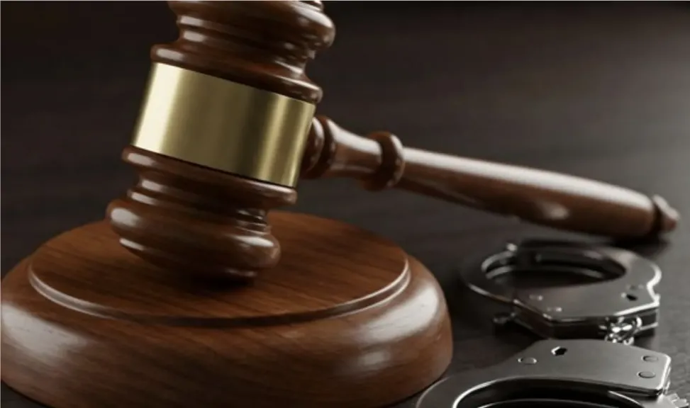 الحبس 3 سنوات لعامل بمحل ذهب واثنين من أصدقائه ووالدتهم لاتهامهم بسرقة مشغولات ذهبية في السويس