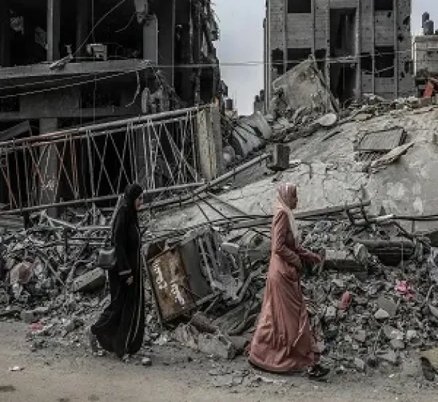قصف إسرائيلي يصيب عددا من الفلسطينيين ويهدد حياة 70 صحفيا داخل مشفى