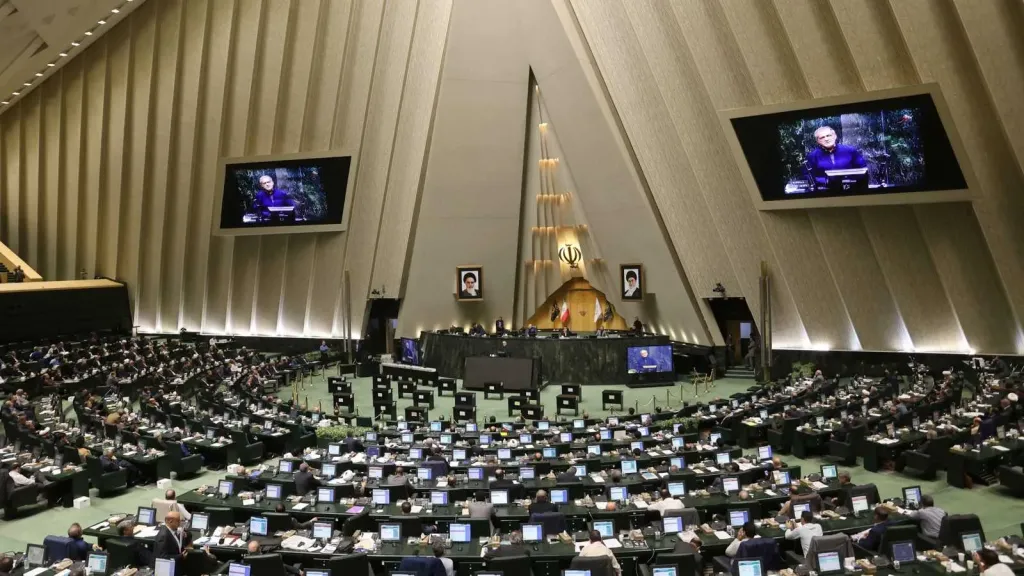 البرلمان الإيراني بصدد الدعوة إلى طرد سفراء الترويكا الأوروبية