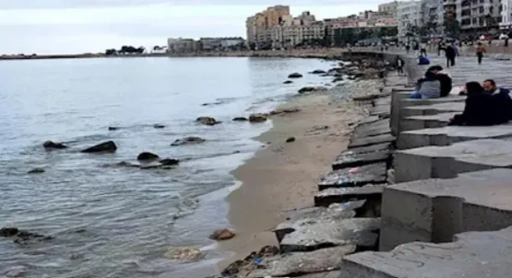 معهد علوم البحار يوضح حقيقة انحسار مياه الإسكندرية وظهور شاطئ رملي